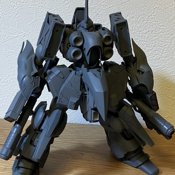 一旦基本工作終えてサフ吹いた所。サフ吹いて各所バランスを見る所です、意外と悪くないバランス。所々やすり跡とか細かい傷が残ってるのでそこを修正して本塗装入ります。まあその前にバインダーの改造ですね。 （2枚目）
