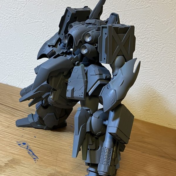 一旦基本工作終えてサフ吹いた所。サフ吹いて各所バランスを見る所です、意外と悪くないバランス。所々やすり跡とか細かい傷が残ってるのでそこを修正して本塗装入ります。まあその前にバインダーの改造ですね。 （1枚目）