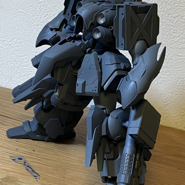 一旦基本工作終えてサフ吹いた所。サフ吹いて各所バランスを見る所です、意外と悪くないバランス。所々やすり跡とか細かい傷が残ってるのでそこを修正して本塗装入ります。まあその前にバインダーの改造ですね。 （4枚目）