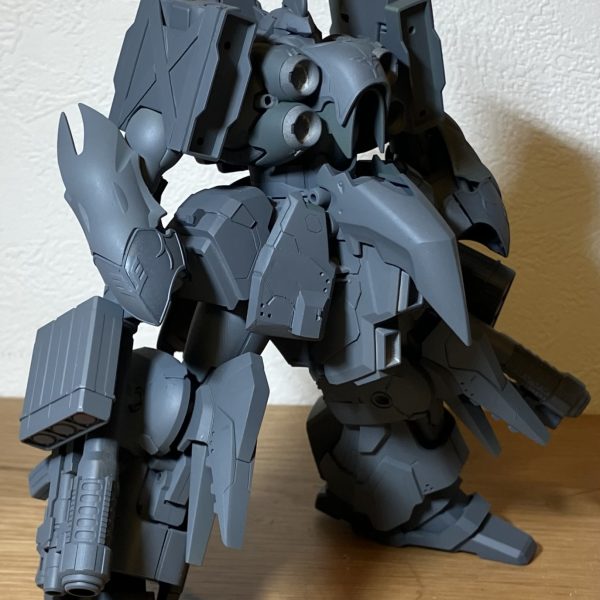 一旦基本工作終えてサフ吹いた所。サフ吹いて各所バランスを見る所です、意外と悪くないバランス。所々やすり跡とか細かい傷が残ってるのでそこを修正して本塗装入ります。まあその前にバインダーの改造ですね。 （3枚目）