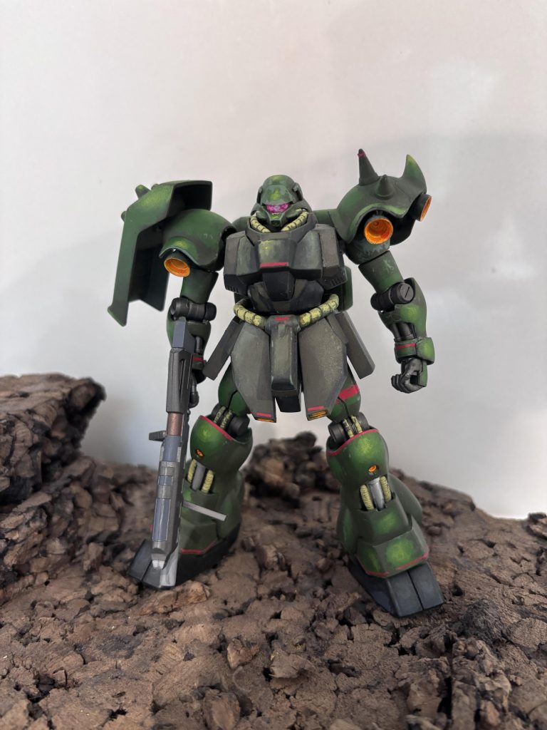 改造は一切なしです。（モノアイを切り落としただけかな？）塗装はファレホ筆塗りです。緑部分は3色のオリーブ。ボディはオリーブに赤系混ぜた茶色です。な前方右上から照明が当たっている想定で、影色→基本カラー→ハイライト→もう一段階明るいハイライトて感じで塗装しています。それぞれ