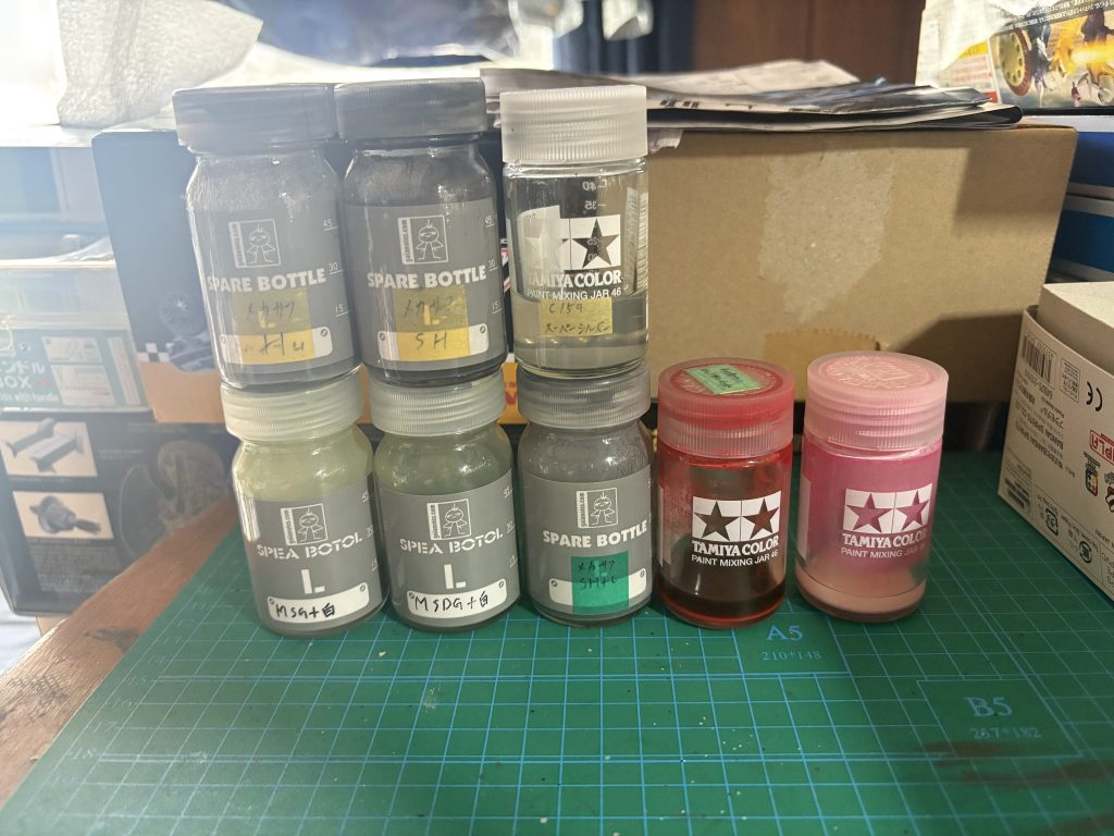 今回使用した塗料 カラーリングを明るめにしたかったのでガンダムカラーのグリーンにホワイトを少量混ぜて塗装しました