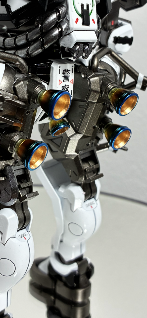 バーニアについては、ビルダーズパーツに差し替えか、付属パーツかで悩んだり、シルバーかガンメタかゴールドかで悩んだ結果、中をレッドゴールド、外チタン焼きになりました。