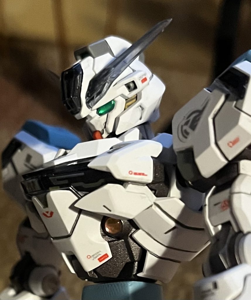 目玉シールにレジンを少量つけて硬化他にもライフルや膝もキラキラシールつけてレジンつけて硬化