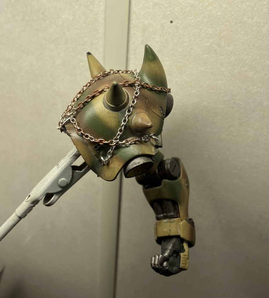 ルショーン機のキットは瞬間接着剤でチェーンを取り付け指示ですが、ピンバイスで穴あけして、丸カン使ってきちんとチェーン固定