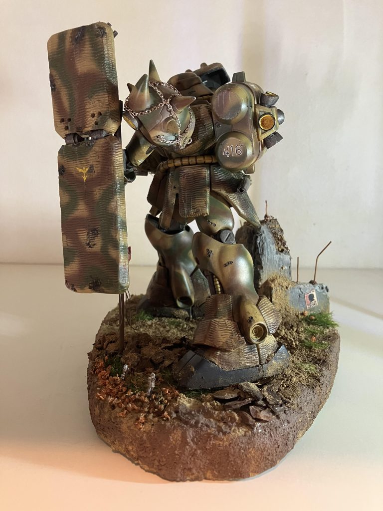 左横から左ショルダーアーマーにはガンダムexのルショーンのザクⅡのチェーン要素を