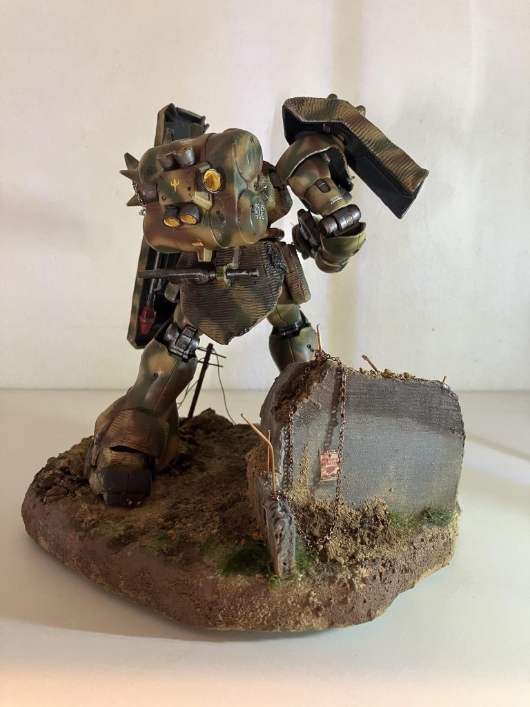 後ろから…電柱のシルエットがMSの大きさを表現廃墟上部のコンクリートの湿潤もリアルに