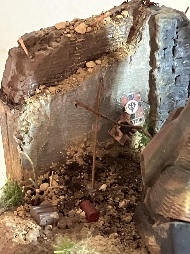 廃墟に貼られたジオンポスターも良い感じ