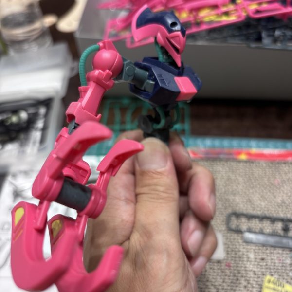 発売されて何年か経過していますが私の中では最新キットです😁ド派手なランナーですねぇ😊まだ胸と右腕作っただけですが、でかいですね。（3枚目）
