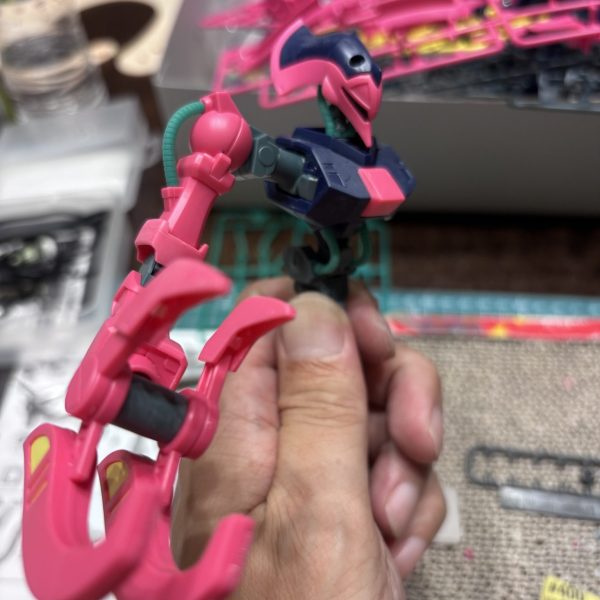 発売されて何年か経過していますが私の中では最新キットです😁ド派手なランナーですねぇ😊まだ胸と右腕作っただけですが、でかいですね。（1枚目）