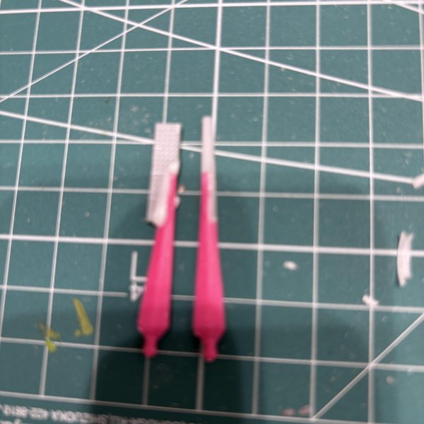 今回作成するバウンドドック はディテールアップを課題として取り組んでいます。しかし、あまり得意ではなく、センスもないのでいろんなサイトのいろんな方の作例をヒントにスキルアップを目指します。今日のお仕事はツノ延長です。キットを組んで何とも思わなかったのですが、ツノを延長した作例を見るとカッコよかったです😊（この時点で自分のセンスの無さを痛感しますが）早速真似してみました。どうも「ただ切断して接着し延長」よりも「L字に切り込んで接着し延長」の方が強度が増すそうなのでTRY⭐️何と金ヤスリでゴリゴリいっても剥がれない強度を発揮してくれました😆多少歪みがありますが、初めてにしてはこれでOKとしましょう‼️（2枚目）