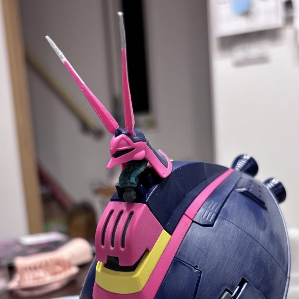 今回作成するバウンドドック はディテールアップを課題として取り組んでいます。しかし、あまり得意ではなく、センスもないのでいろんなサイトのいろんな方の作例をヒントにスキルアップを目指します。今日のお仕事はツノ延長です。キットを組んで何とも思わなかったのですが、ツノを延長した作例を見るとカッコよかったです😊（この時点で自分のセンスの無さを痛感しますが）早速真似してみました。どうも「ただ切断して接着し延長」よりも「L字に切り込んで接着し延長」の方が強度が増すそうなのでTRY⭐️何と金ヤスリでゴリゴリいっても剥がれない強度を発揮してくれました😆多少歪みがありますが、初めてにしてはこれでOKとしましょう‼️（1枚目）