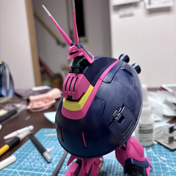 今回作成するバウンドドック はディテールアップを課題として取り組んでいます。しかし、あまり得意ではなく、センスもないのでいろんなサイトのいろんな方の作例をヒントにスキルアップを目指します。今日のお仕事はツノ延長です。キットを組んで何とも思わなかったのですが、ツノを延長した作例を見るとカッコよかったです😊（この時点で自分のセンスの無さを痛感しますが）早速真似してみました。どうも「ただ切断して接着し延長」よりも「L字に切り込んで接着し延長」の方が強度が増すそうなのでTRY⭐️何と金ヤスリでゴリゴリいっても剥がれない強度を発揮してくれました😆多少歪みがありますが、初めてにしてはこれでOKとしましょう‼️（4枚目）