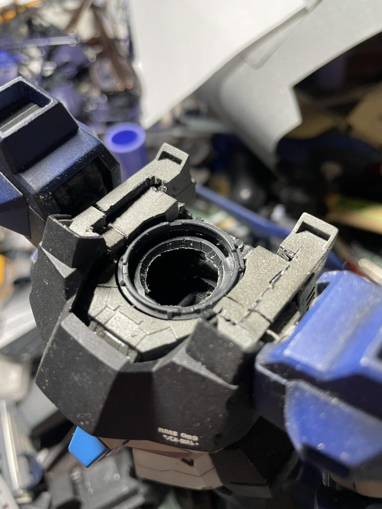 頭を3mmほど胴にめり込ませました。コレで小顔効果を狙ってます。