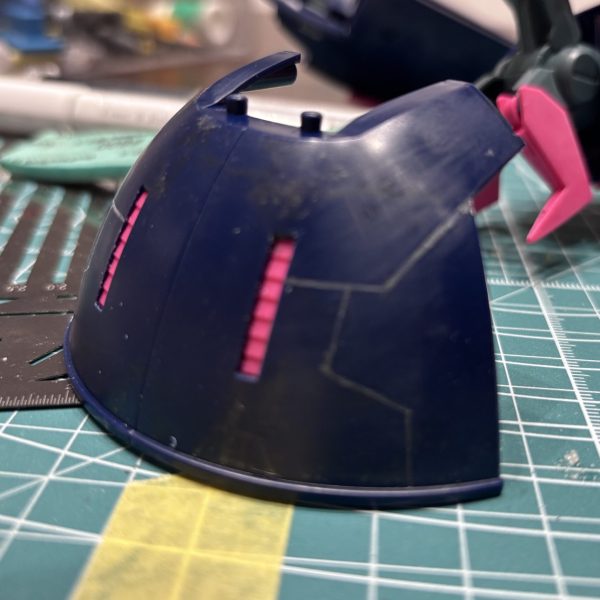 現在製作中のバウンドドッグのテーマはディテールアップ。苦手分野挑戦です。本日はスジボリにチャレンジです。実は過去3度ほどしかスジボリ入れたことがありません。ほんとに苦手なのです。悩み①デザインですが、上手な方に質問すると似たデザインのキットの作例を参考にするといいよとアドバイス頂いたので、早速同じスカートもののRGジオングとにらめっこ。なるほど、ゼロベースよりよっぽど捗りました😊悩み②の真っ直ぐ引けない。💰パワーに頼り、WAVEさんの平行スジボリグリップを導入しました😊スッと直線引けました😆スカート前面の一部にスジボリ入れるだけで1時間かかってしまいました。楽しいのでOK‼️コツコツ進めますよ⭐️⭐️⭐️（1枚目）