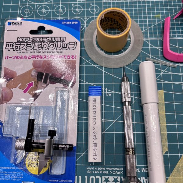 現在製作中のバウンドドッグのテーマはディテールアップ。苦手分野挑戦です。本日はスジボリにチャレンジです。実は過去3度ほどしかスジボリ入れたことがありません。ほんとに苦手なのです。悩み①デザインですが、上手な方に質問すると似たデザインのキットの作例を参考にするといいよとアドバイス頂いたので、早速同じスカートもののRGジオングとにらめっこ。なるほど、ゼロベースよりよっぽど捗りました😊悩み②の真っ直ぐ引けない。💰パワーに頼り、WAVEさんの平行スジボリグリップを導入しました😊スッと直線引けました😆スカート前面の一部にスジボリ入れるだけで1時間かかってしまいました。楽しいのでOK‼️コツコツ進めますよ⭐️⭐️⭐️（2枚目）