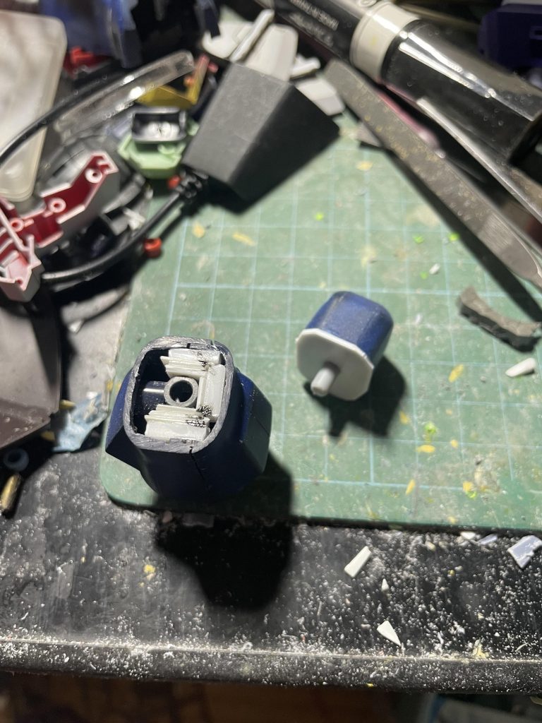 太ももをぶった斬って、4mmプラ棒を仕込んでロールできるようにしました。コレでガニ股が作りやすくなります。