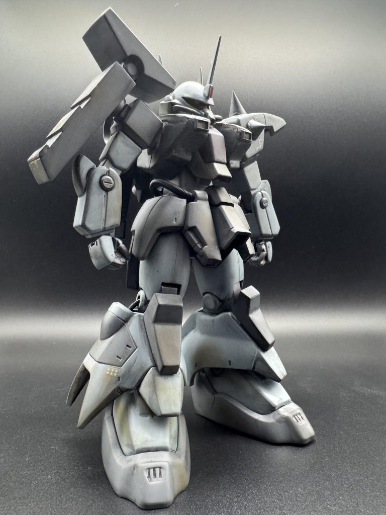 まずは腕はまぁ良いとして、説明書の写真見た時頭でかい、体小さい、下半身デカい、さらに武器は小さく見え、ザク独特の丸みと角ついたパーツのバランスが自分好みでは無かったので、、、●武器なしの立ち姿、、、のみに注力し、いろいろ改造とバランス調整をしました。