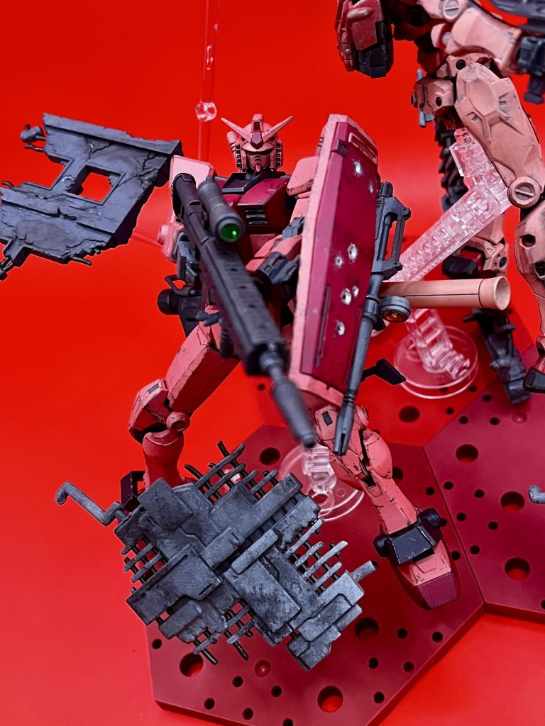 キャスバル専用ガンダムはHGビヨンドグローバルを水性ホビーカラーで全塗装ウェザリング、バズーカはRGガンダムから、手持ちライフルはウェポンセットから、ビームライフルはシールドのサイドに携行できるようにしました。(ジークアクスコンペなのに出してしまい申し訳ありません🙏)