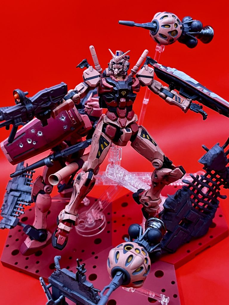 赤いガンダムは出来がとても良いので、ほぼ素組み全塗装、ウェザリングを行いました。細かい部分も可能な限り色分けしています。ビットの塗り分け、エグい。