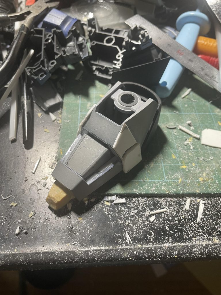 1番気になっていたのが、このノペっとした靴で、シンプルで良いっちゃ〜良いのですが、なんか、もうちょっとゴチャゴチャしたデザインにしたかったので、サザビーを参考にソレっぽくしてみました。この靴の色を、シュツルムディアスみたいな赤ペースにするか、リックディアスのグレーペースにするか、悩んだ結果、グレーペースに赤!…コレでよかったのかな?(笑)