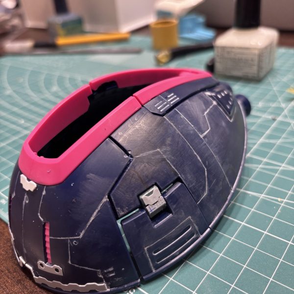思ったより歪まずスジボリれました。理由は…WAVEの直線セットに付属のタガネを使ったこと。これまでAmazonでお安く買ったタガネを使っていたのですが…いい道具を使うと成功しやすいです。特に技術のないものには😊道具大事です。直線の始点終点が視認しにくいのでマルチホワイト流しながらスジボリました。なんか汚いけど自分的にはスシボリやすかったです😊