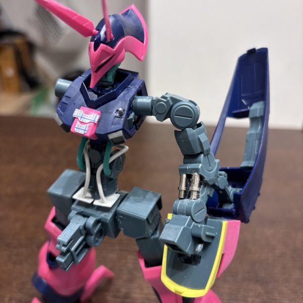 腕と言えばシリンダー。下腕にシリンダー仕込みました。パーツに彫られていたモールドに沿ってカット。そこに金属パーツを仕込みました。当然ですが膝の稼働に連動していません笑雰囲気だけです😅中がスカスカなので内臓作らないと💦ちなみに使用している金属パーツは全て模型用ではありません。ナニワネジの商品です。大阪日本橋にあるお店です。最近では梅田ヨドバシにも並んでいます。アイディア次第で使い道が豊富です。しかも安い⭐️（3枚目）