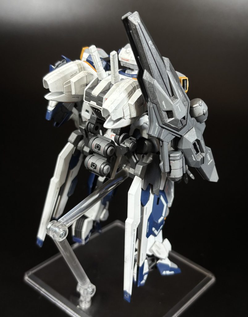 [DeL-ap07 ロクシアス]モデラーまるいるかが、GBNにおける自身の専用機として制作したガンプラ。水星の魔女系のキットを中心としてミキシングしつつ、スーパーロボット大戦シリーズのオリジナル主人公機風なイメージに仕上げられている。まるいるかの好みからヴェスバー系の武装やビット系武装が多く搭載されている。 なお、本機の機体名及び武装名にはギリシャ神話における光明神アポロンのエピテトン(二つ名)に由来するものが多く使用されており、ロクシアスはアポロンの代名詞といえる「斜めの君」を意味する。ーーーーーーーーーーーーーーーーーー