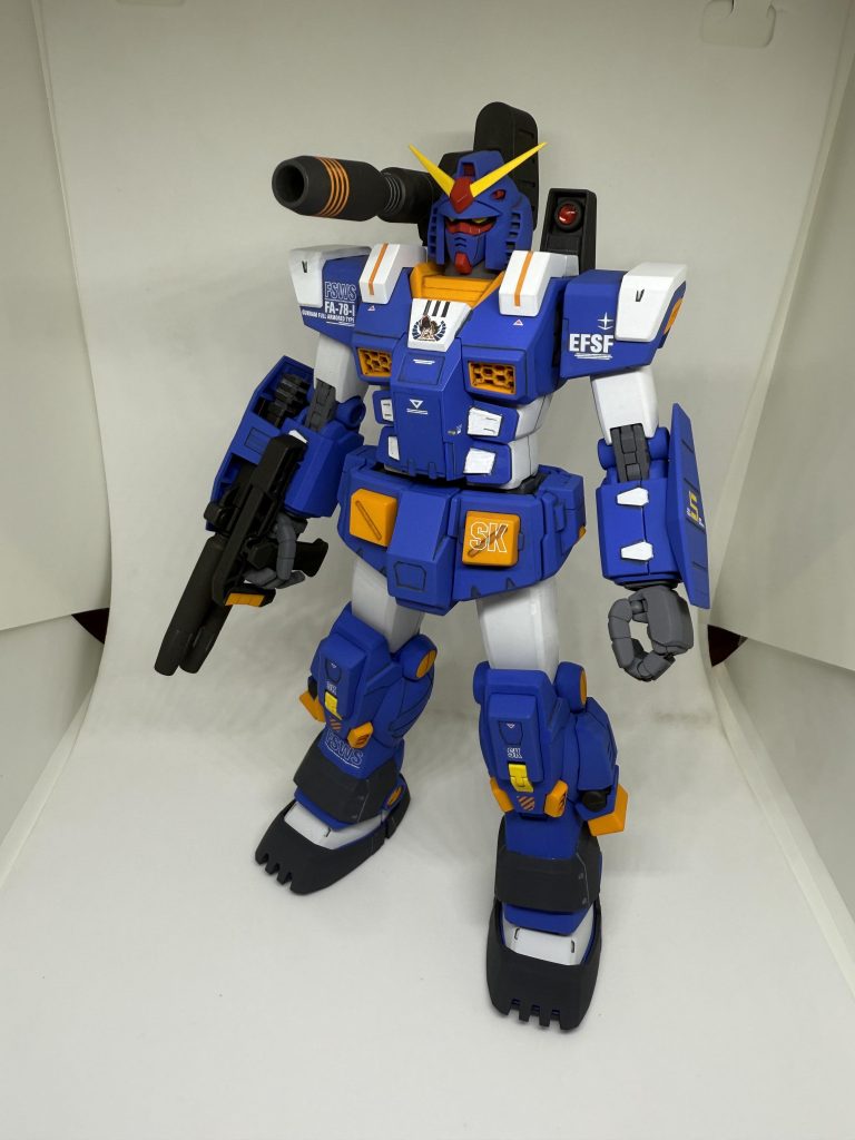 改造などは特に無し。前に作ったHGのフルアーマーガンダムの本体色が濃い青だったので、他の資料などを参考にして取説の配色から少々変えてます。【塗装】青:コバルトブルー白:ベースホワイト黒:ファントムグレー赤:モンザレッドアンテナ&目:キアライエロー武装:黒鉄色関節フレーム:メカサフヘヴィダクト他:オレンジイエローコバルトブルーとメカサフはガイアノーツ、それ以外はクレオスを使用。つや消し水性トップコートをスプレーして完成。