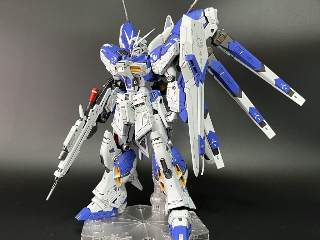 配色はややメタルビルドのハイニュー寄りです。成形色がシルバーの部分はスチールホワイトに変更してます。胸部、股間部、ビームライフルがお気に入りの改造ポイントです！