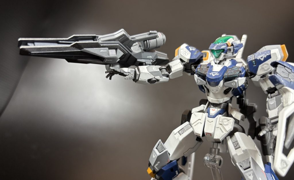 [複合式ビーム兵器:エーイオス]本機の右腕に装備される大型複合ビーム兵器。ビームライフルとしての運用が主であるが、高出力のビーム束を発振することも可能で、大型ビームサーベルとしての運用も可能である。エネルギーパック式を採用しており、ロクシアスの腰部に予備のエネルギーパックが装着されている。エーイオスは「射手なるアポロン」を意味するエピテトンが由来。ーーーーーーーーーーーーーーーーーー