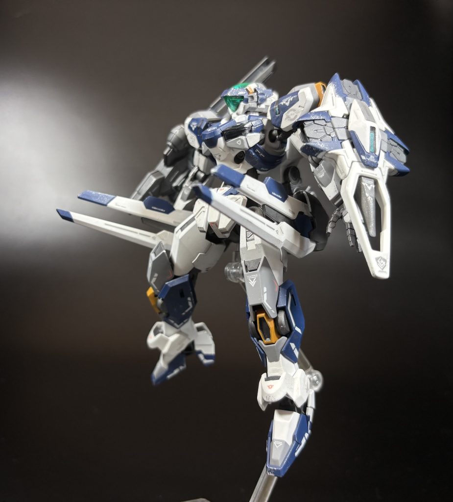 [ヴェスバービット:リュケイオス]バックパックから接続されるヴェスバービット。前方に展開しての射撃も可能なほか、射出してビットとして運用することも可能となっている。リュケイオスは「狼を御するアポロン」を意味するエピテトンが由来。ーーーーーーーーーーーーーーーーーー