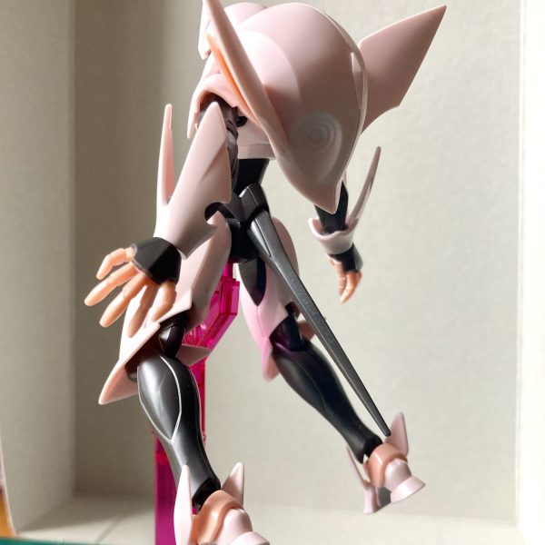 なんかMSっぽくないロボを作りたくて、変わった形のモビルスーツを検索したら面白いのがヒット👀 改造しまくって、天使やバルキリープロファイルみたいなイメージで仕上げたい✨翼は買うとキット買えちゃう値段なので💦過去のキットを漁ったら、ダリルバルデの武器が翼っぽい！これを流用していく予定です🙌（3枚目）