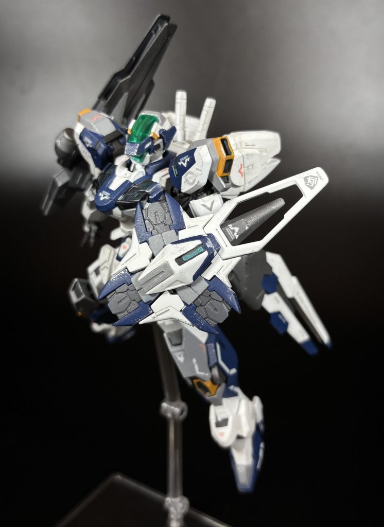 [ビットシールド:スミンテウス]本機のシールド。シールドを中心にIフィールド状の防御シールドを展開するほか、盾自体も実態盾としても機能する。ミュースと呼ばれる3機の支援ビットが搭載されており、防御や敵機に対する阻害を行うことも可能。スミンテウスは「鼠の神アポロン」を意味するエピテトンで、アポロンの疫病神としての側面を表している。ーーーーーーーーーーーーーーーーーー