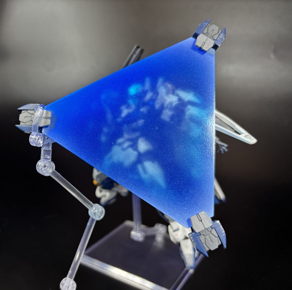 [支援ビット:ミュース]スミンテウスに3機搭載されている支援ビット。ビットから射出される電磁ビームは直接的な破壊力は持たないものの敵機の制御系を撹乱し短時間機能不全に陥らせる。水星の魔女のファラクトがもつコラキに近い性質を持った武装。また、3機1組でビームシールドを展開することも可能。ミュースは「鼠」を意味するギリシャ語が由来。ーーーーーーーーーーーーーーーーーー