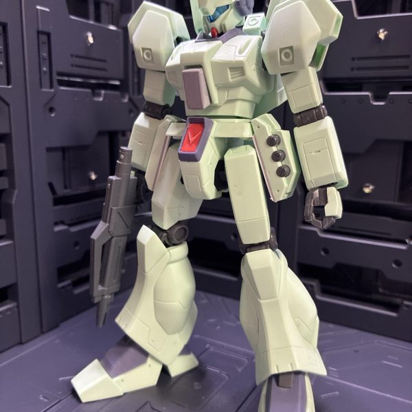某フリマアプリで中古で購入したジェガンをドボン🤣購入前の質問で水性ですか？と聞いたところ「確かそうです」との返答😅少し不安でしたが無事に元の真っ黒から知ってるジェガンに👍ただ黒すぎて分からなかったんですが、胸や方のパーツが欠損していたのでプラ板でスクラッチしました（笑）今回はスジボリのみのディテールアップで進めようと思い、塗装前までが完成しました（最後の写真）。 （7枚目）