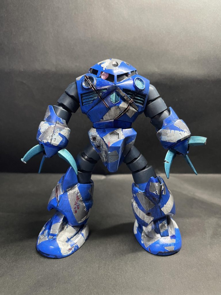 正面写真切り傷は炙ったカッターで切り付けました。もっと「ビームサーベルでやられた感」が欲しかったんですけど、傷が細く上手くいきませんでした。弾痕はデザインナイフでひたすらグリグリしました。目はダイソーのストーンシール?みたいなのにレジンを垂らしたものを貼ってます。