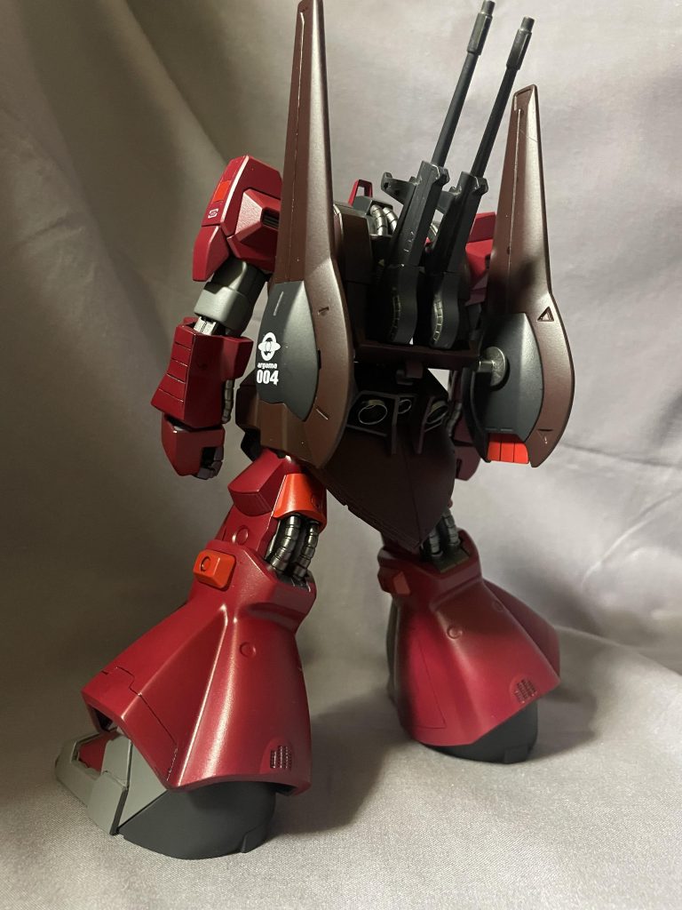 後ろ姿。このバックパックのデザインは本当に独特で、けっこう気に入ってます。なので、まったくいじってません。