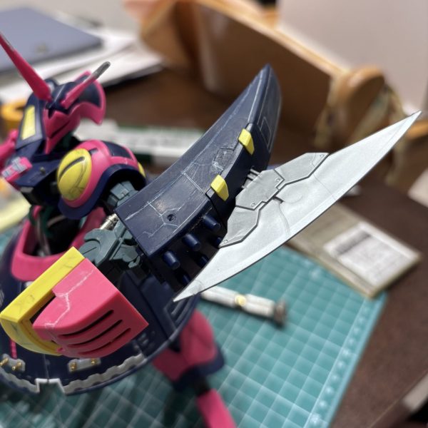 ディテールアップ以外に何かできないことはないかなと思った時、シンプルに追加武装が頭をよぎりました。右手がクロー‼️、ということは左手はドリル⁉️安易な発想ですが、手持ちのジャンクにドリルがなかったのでアイアンカッターとなりました。イメージとしては巨殖装甲ガイバーの高周波ブレードみたいなのを付けたかったのですが、サイズがフィットした1/60マジンガーZのパーツを採用。どこかで良い出会いがあればドリルもつけてみたいと思います😊今回使った道具は、ノギス、カッターナイフ、スピンブレード、ドリルです。作業はシンプルで、ノギスで長さや位置を測り、スピンブレードで穴を開け、カッターナイフでつなぐだけです。ふわっと思いついたアイディアがハマると気持ちいいです😆後はチョコチョコっと接続部分でっち上げて完成です⭐️（1枚目）