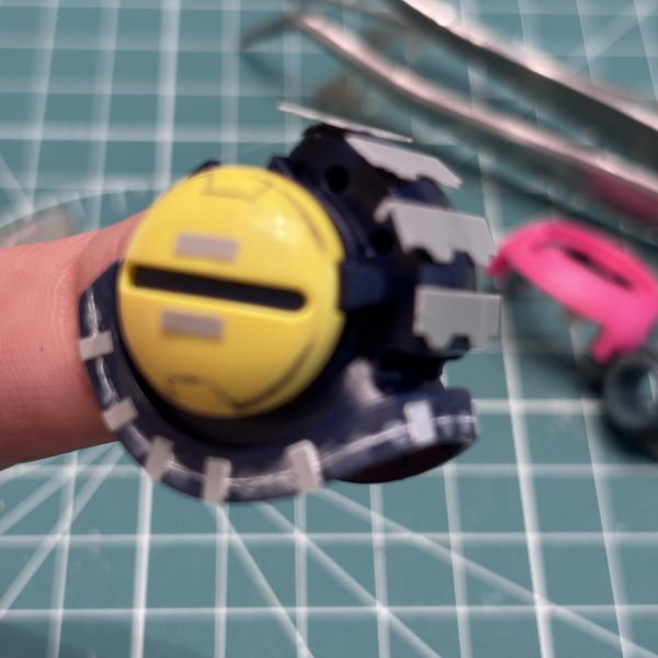 今日はバウンド・ドッグの左肩を頑張りました😊いつも23時ごろから作業に入るのですが、昨日は全くイメージが浮かばす断念。改めて本日子供の昼寝中に再挑戦しました。主な加工はスジボリ、プラペーパーを使ったディテールアップです。気がつけば2時間過ぎていました😅（2枚目）