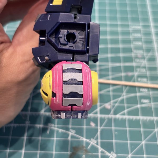 今日はバウンド・ドッグの左肩を頑張りました😊いつも23時ごろから作業に入るのですが、昨日は全くイメージが浮かばす断念。改めて本日子供の昼寝中に再挑戦しました。主な加工はスジボリ、プラペーパーを使ったディテールアップです。気がつけば2時間過ぎていました😅（3枚目）