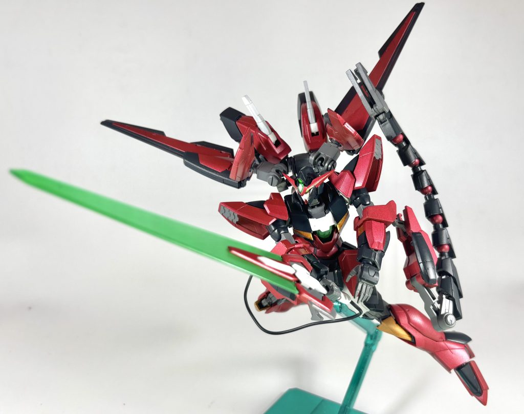 カラーリングは言わずもがなガンダムエピオンがモチーフです。作ってる途中で武装構成が似てる事に気付きました。