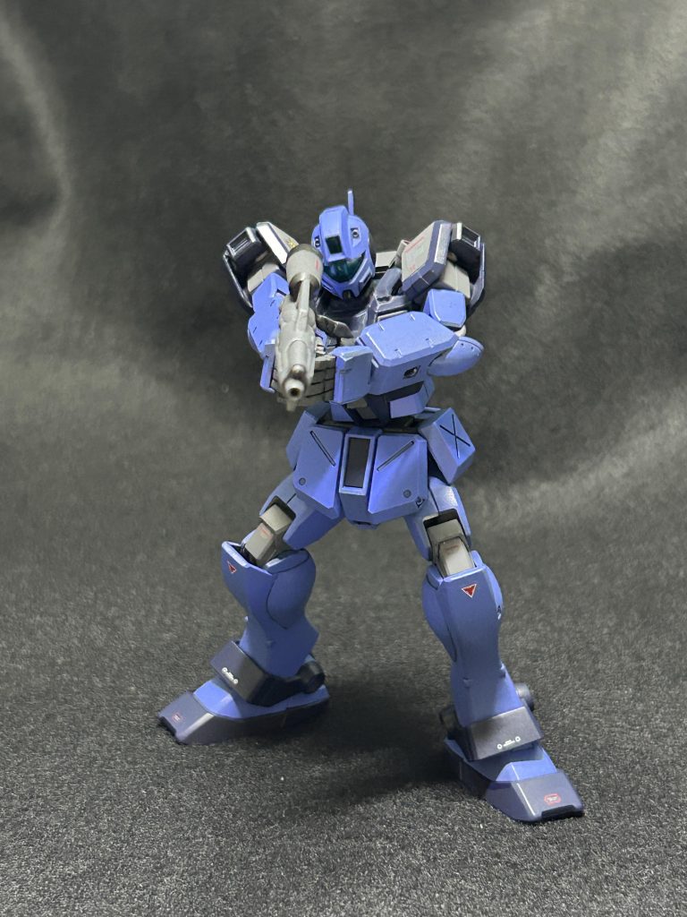 銃を両手持ちでウィーバースタンスも