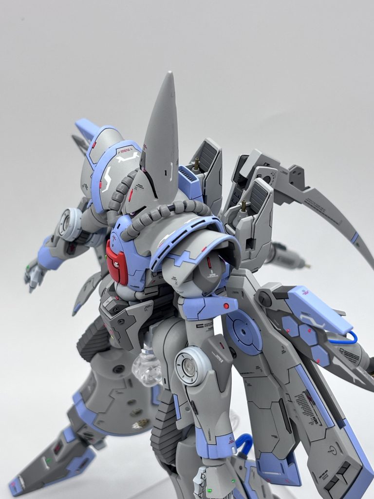 背中にファンネルラックも背負わせてみました。