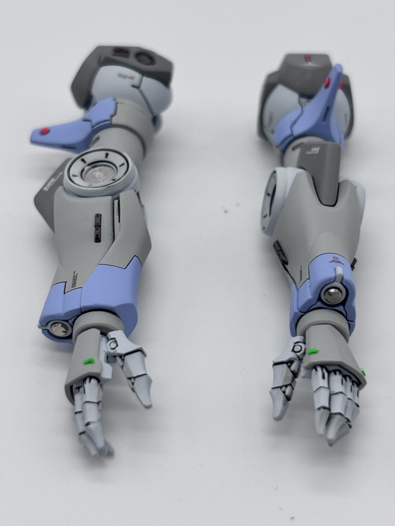 ファラクトの腕を延長しハンブラビのパーツを挟みこんでいます。