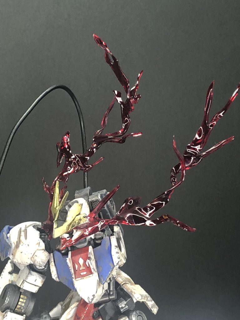 眼光エフェクトは透明プラコップをチョキチョキして炙って整形したもの。あとはクリアレッドで塗装しただけフィニッシュ。