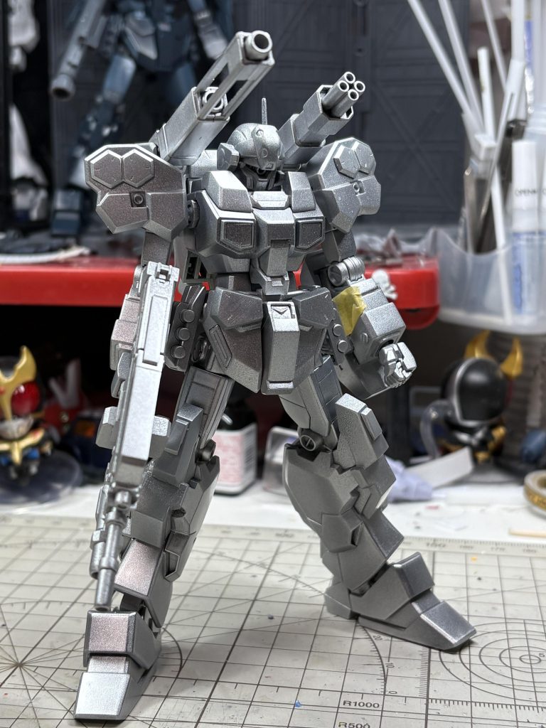 毎度お馴染み銀下地。下地塗装の段階で、せっかく作った面がヌルくなったのが今後の課題。