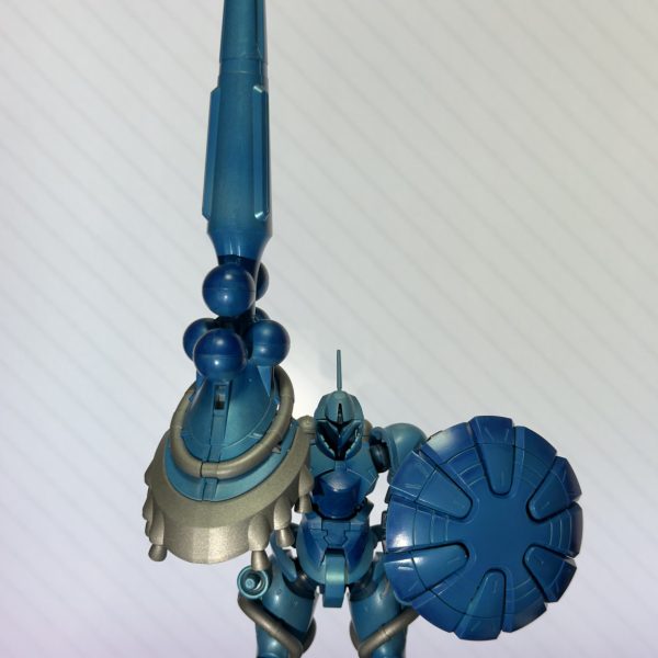 ① 制作途中でしたが、甲冑みたいで良い色だったので仮組してみました　白色のパーツはプレミアムミラークローム　灰色のパーツはガイアのサフシルバー　黒色のパーツは無塗装　　乾いたと思って触ったら少しハゲてしまいましたが、まぁこの後も塗り重ねるので気にしません　　周りの色や灯りの色で変わって見えるのが面白いですね　もう一機買って、この色合いでもっと綺麗に仕上げるのも良いかも　　　② 全身を青っぽくしたらランバラル専用機みたいになりました　でも目指してるのはランバラルじゃないので、まだまだ途中です　　③ 青や緑を重ねてクリア吹きました　肉眼だともうちょっとエメラルドグリーンっぽいんですけど、iPhoneのカメラだとグフカスっぽく見えますね…　目標まではもう何段階か手を加えないといけませんが、だいぶ良い感じになってきました　　（5枚目）