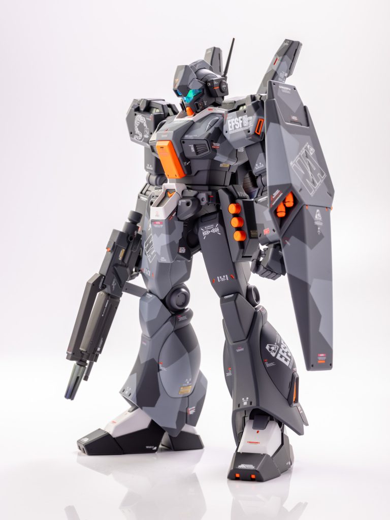 ネクスポ2025で展示、撮影していただきました。 カラーレシピは黒迷彩暗:クレオス ガンダムカラーファントムグレー黒迷彩中間:クレオス グレーFS36118黒迷彩明:モデルカステン ダークゴーストグレイ黒:フィニッシャーズ カーボンブラックマット白:ガイア ニュートラルグレイオレンジ:ガイア ピグメント蛍光オレンジ関節基本色:ガイア メカサフヘビー関節ワンポイントメタリック:ぷらもぷらす ペールグリーンメタリックバーニア・銃口:クレオス スーパーアイアン2バーニア・銃口焼色表現:ガイア プリズムブルーブラックライフル:ガイア メカサフスーパーヘビー & クレオス グラファイトブラック各部レッドポイント:クレオス水性カラー蛍光レッド