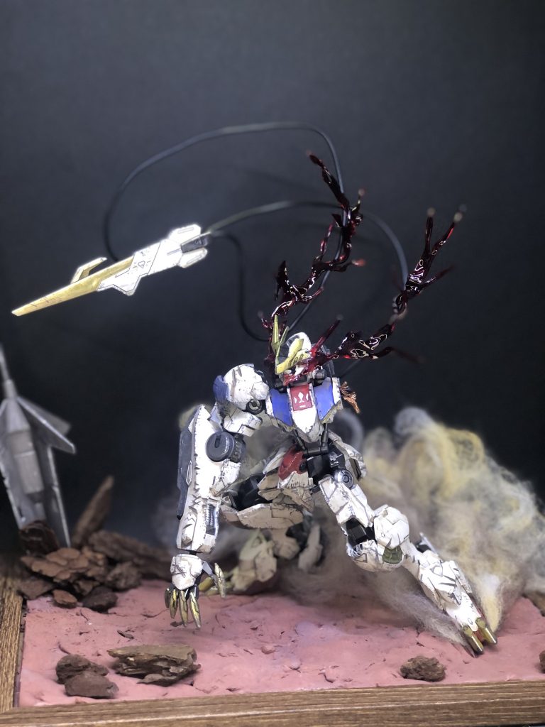 ネットで色々情報収集してたら100均スゲーってwいまの100均は幅広いジャンルの物あり過ぎですね。初心者もトライし易くていい時代だなぁ( ´ ▽ ` )つーわけで写真立てにジオラマ粘土、家にあったバークチップに綿、木工用ボンド…全部100均でそろうやないかーいってwあ、あとテールブレードのワイヤー延長も。